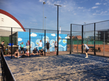 Padel bij nieuwe sloot in Alphen aan de Rijn