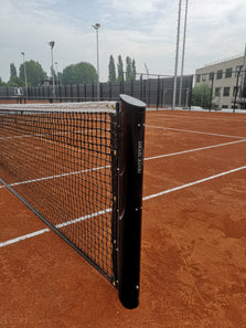 Diverse soorten netpalen en materialen voor het tennisnet