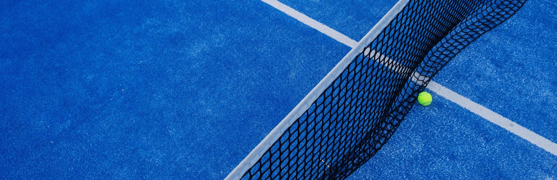 Onderhoud van padelbanen in de zomer: zo houd je de baan in topconditie