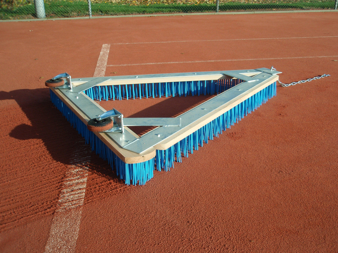 Borstels en bezems voor kunstgras en smashcourt banen