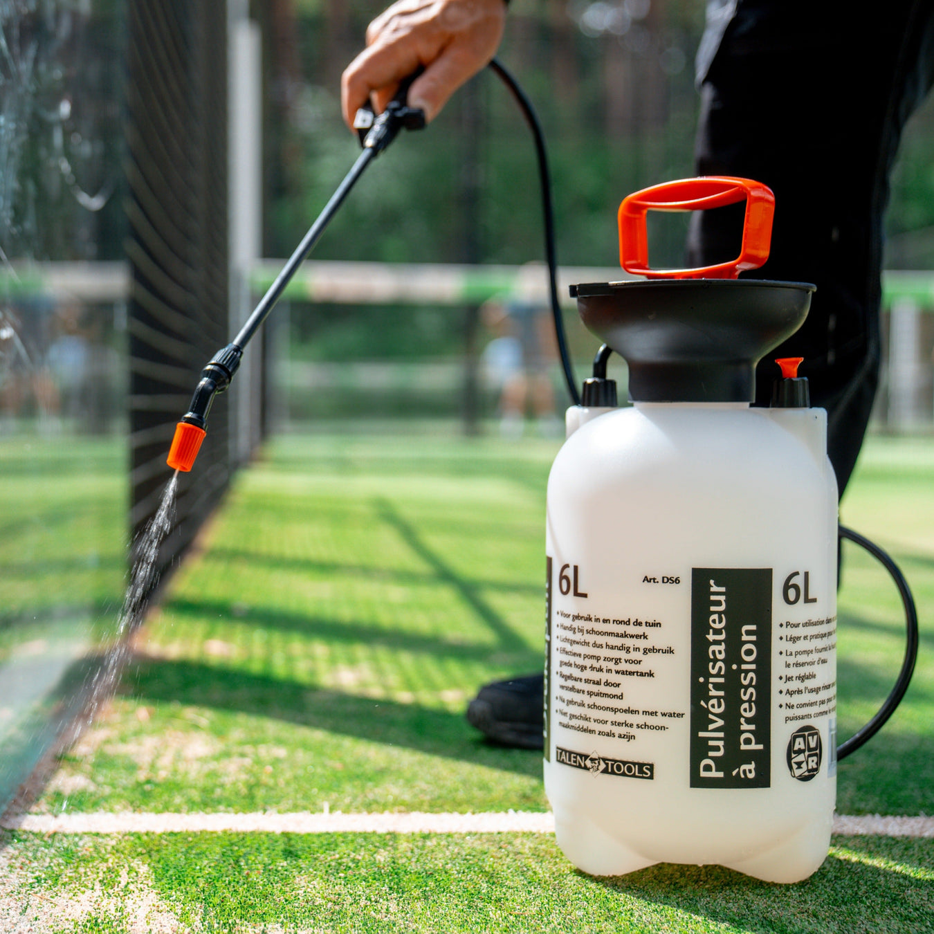 Alg- en mosbestrijding op en rond de tennis-/padelbaan